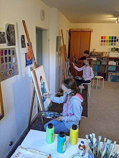 Bild vergr��ern: In diesem Kulturrucksackkurs konnte nach Lust und Laune mit Acrylfarben experimentiert und eine Leinwand gestaltet werden.