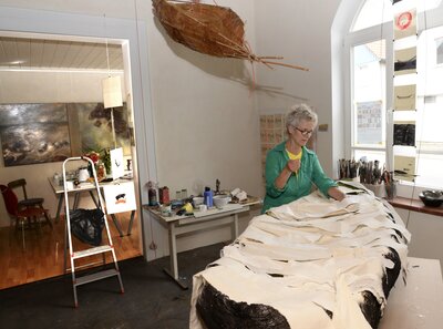 Die Steinheimer K&uuml;nstlerin Petra Fleckenstein-Pfeifer in ihrem Atelier._&copy; Petra Fleckenstein-Pfeifer_Kultur Kreis H&ouml;xter