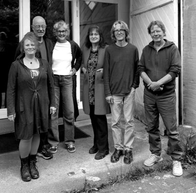 Martina Meyer-Heil, Klaus M&ouml;llers, Brigitte Baldauf, Sabine Swoboda, Reiner Bauer, Thomas Prautsch und J&uuml;rgen Kottsieper (nicht auf dem Foto) zeigen gro&szlig;formatige Malerei in Dringenberg _&copy; ARTD Driburg_Kultur Kreis H&ouml;xter